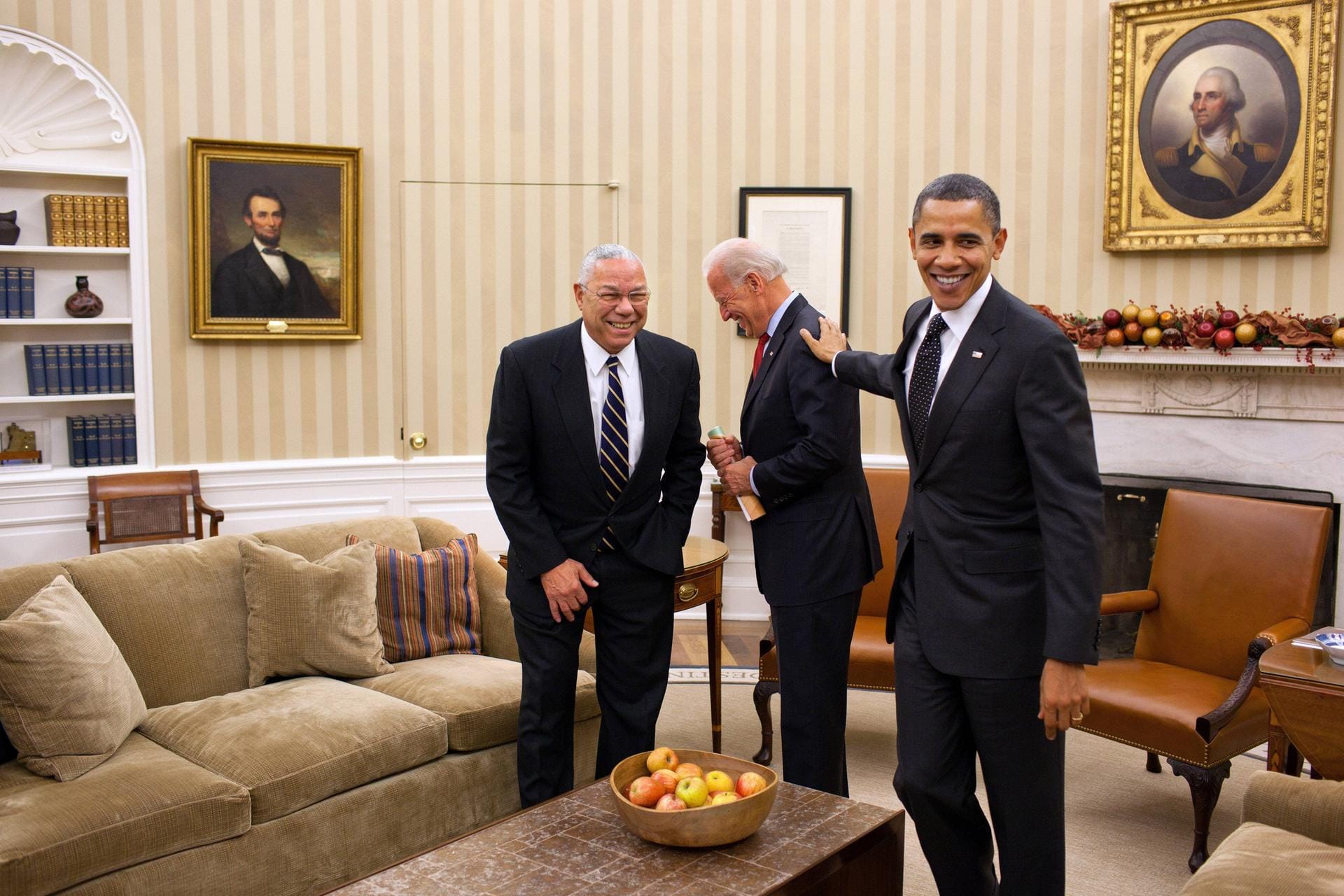 Powell galt als moderater Republikaner und pflegte ein kollegiales Verhältnis zur Regierung von Präsident Barack Obama (r.) und dessen Vize Joe Biden (M.).
