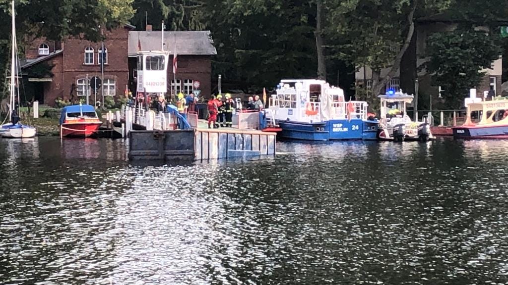Der Lkw im Tegeler See: Zahlreiche Feuerwehrkräfte rückten an, um das Fahrzeug zu bergen. Der Lkw im Tegeler See: Zahlreiche Feuerwehrkräfte rückten an, um das Fahrzeug zu bergen.