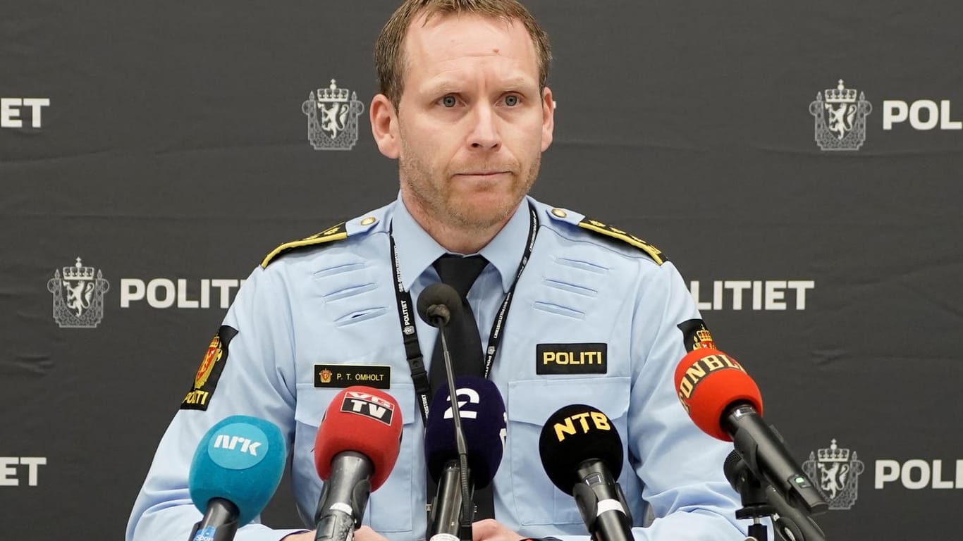 Polizeiinspektor Per Thomas Omholt am Montag in Kongsberg: Die Opfer des Angriffs sollen mit zwei verschiedenen Stichwaffen getötet worden sein.