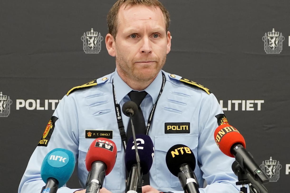Polizeiinspektor Per Thomas Omholt am Montag in Kongsberg: Die Opfer des Angriffs sollen mit zwei verschiedenen Stichwaffen getötet worden sein.