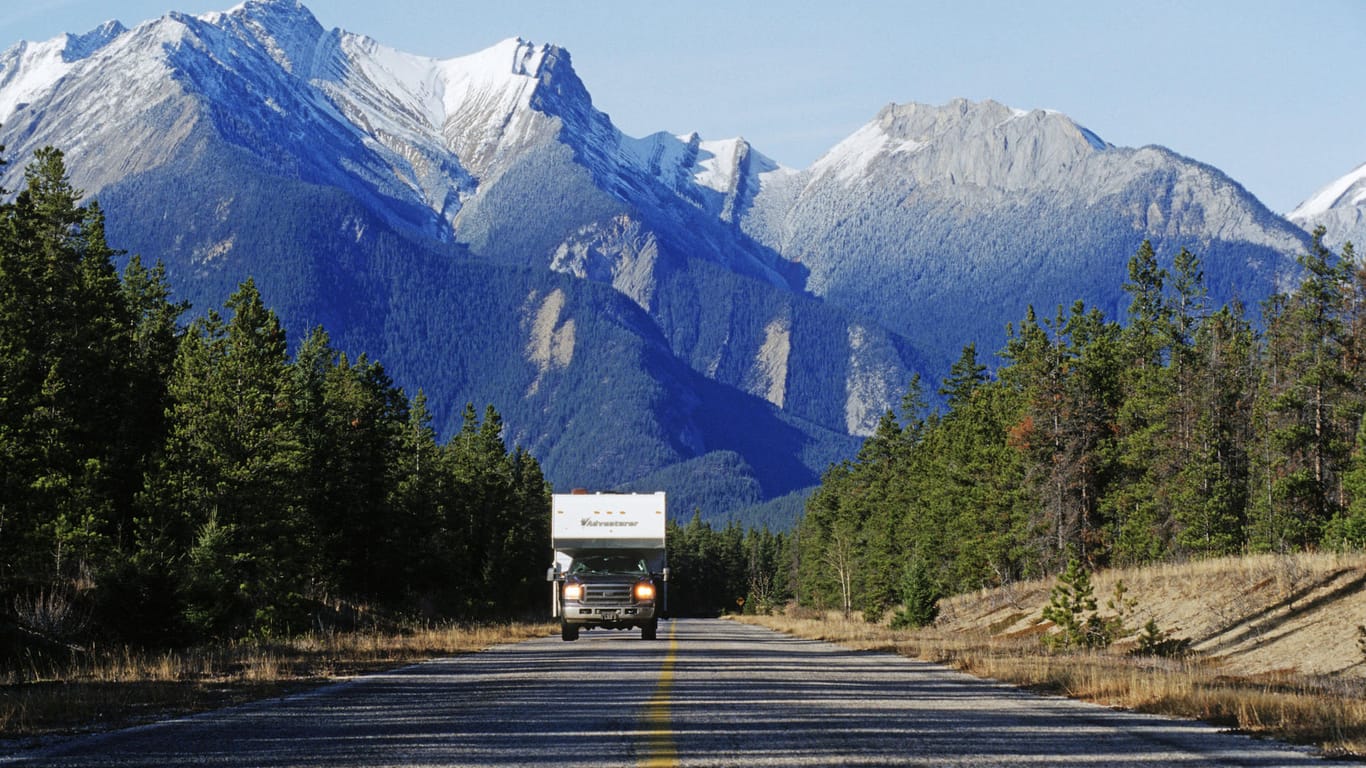 Fahrt durch die Rocky Mountains: Urlaub in Kanada ist nur für vollständig Geimpfte möglich.