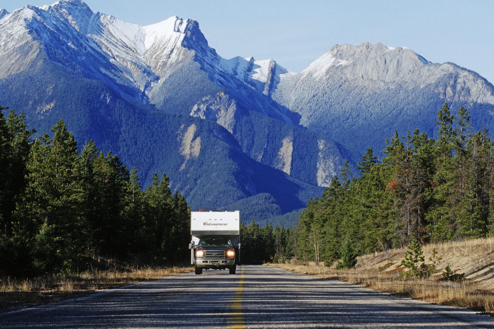 Fahrt durch die Rocky Mountains: Urlaub in Kanada ist nur für vollständig Geimpfte möglich.