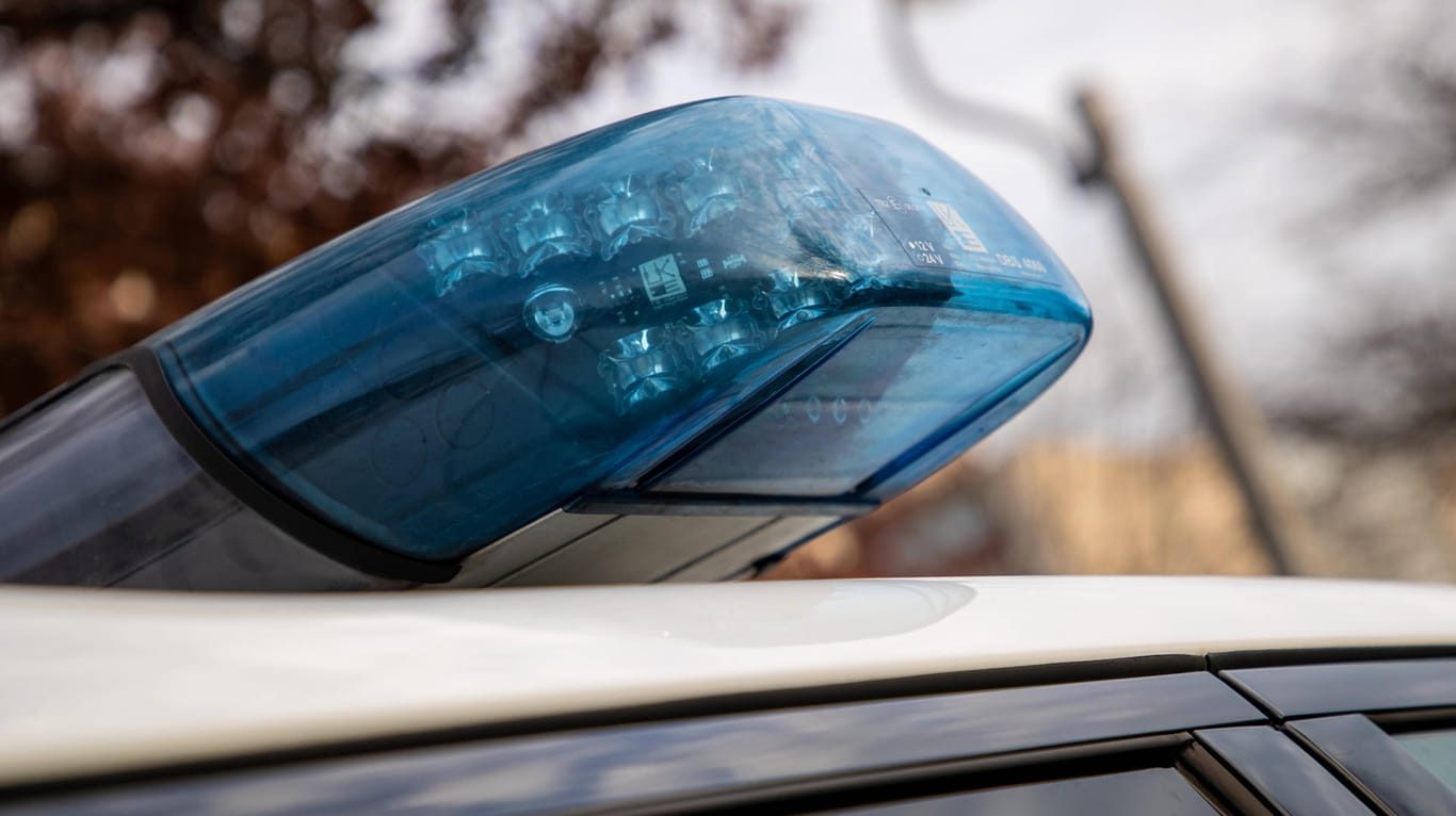 Blaulicht an einem Polizeiwagen (Symbolbild): Ein vermisster Berliner ist wieder aufgetaucht.