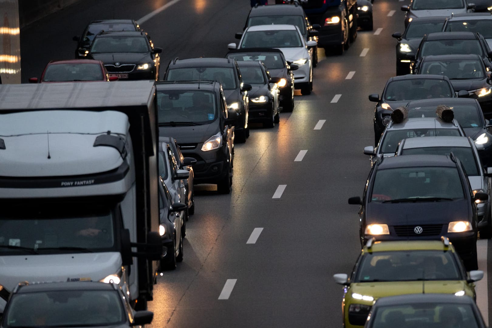 Stau: Da unter anderem in Nordrhein-Westfalen, Rheinland-Pfalz und Brandenburg die Herbstferien enden, kann es am Wochenende voll auf den Straßen werden.