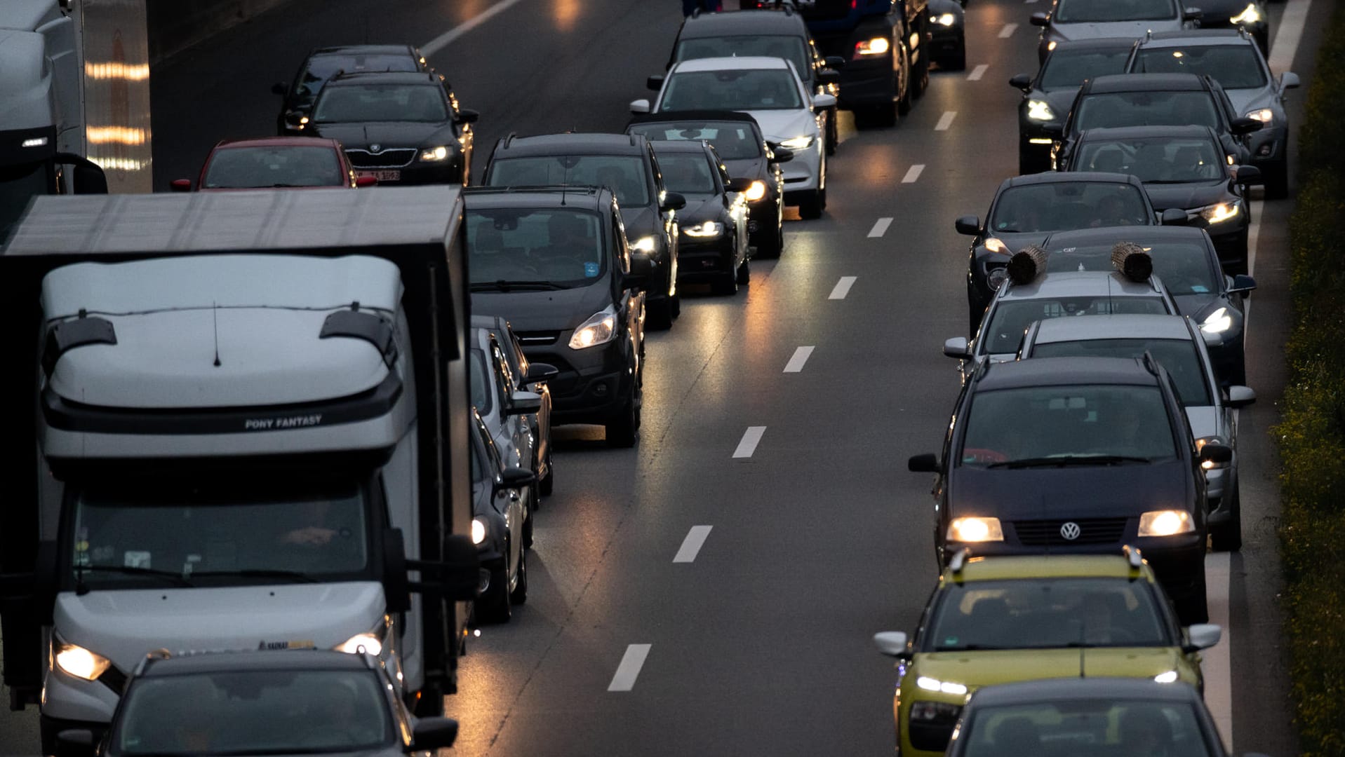 Stau: Da unter anderem in Nordrhein-Westfalen, Rheinland-Pfalz und Brandenburg die Herbstferien enden, kann es am Wochenende voll auf den Straßen werden.