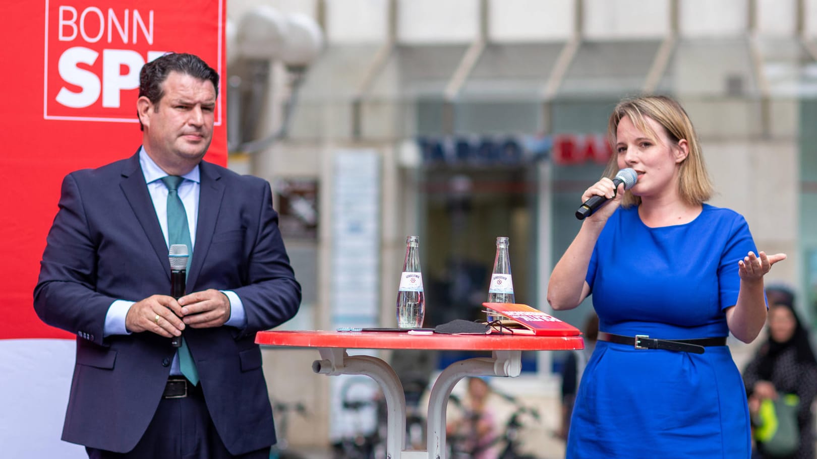 Jessica Rosenthal mit Arbeitsminister Hubertus Heil auf einer Wahlkampfveranstaltung.