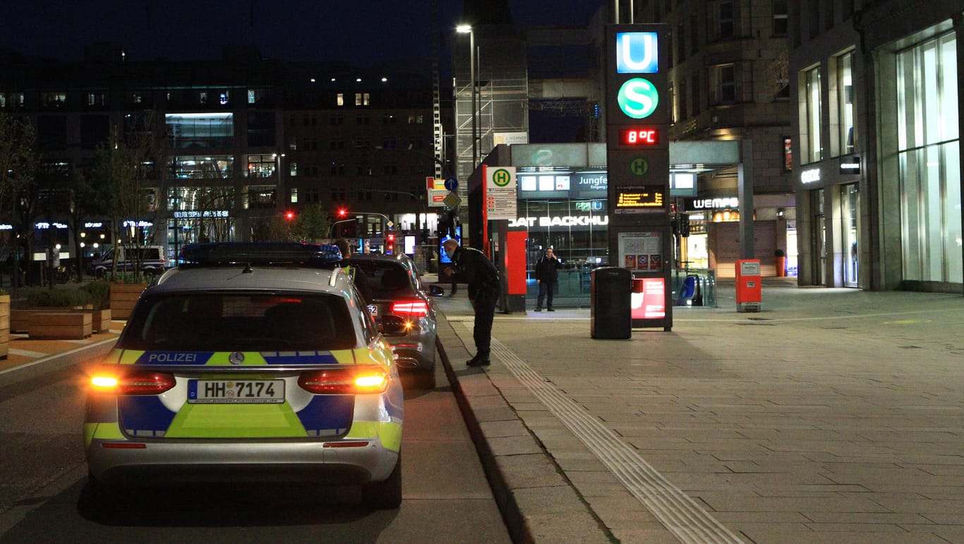 Polizei-Kontrolle am Hamburger Jungfernstieg (Symbolbild): Die Polizei hat Hunderte Autos an einem Abend geblitzt.