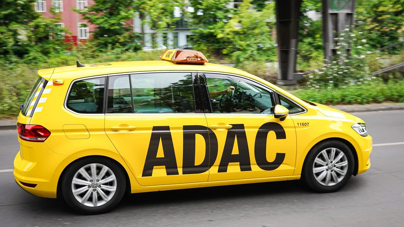 Ein Pannenfahrzeug des ADAC (Archivfoto): Bei Hannover hat ein Pannenhelfer selbst einen Alleinunfall gebaut.