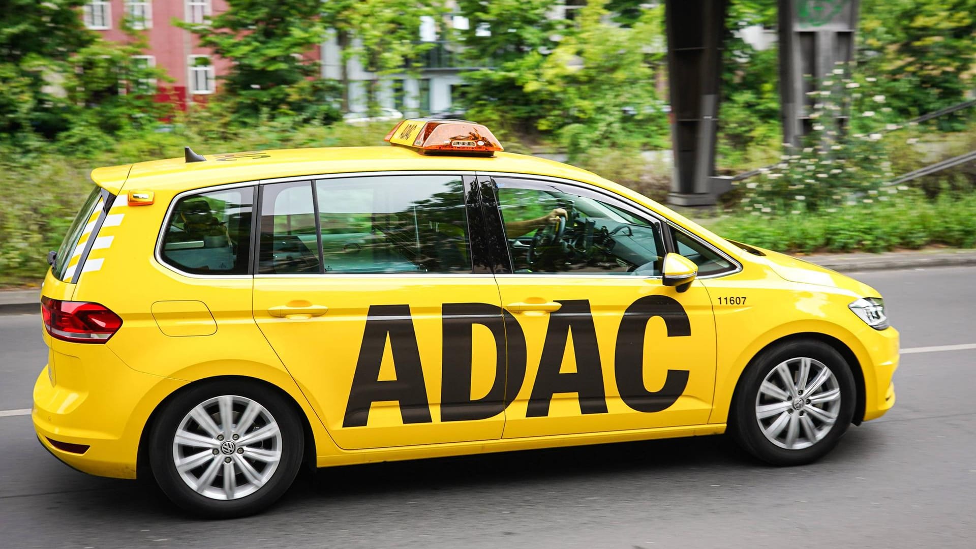 Ein Pannenfahrzeug des ADAC (Archivfoto): Bei Hannover hat ein Pannenhelfer selbst einen Alleinunfall gebaut. Ein Pannenfahrzeug des ADAC (Archivfoto): Bei Hannover hat ein Pannenhelfer selbst einen Alleinunfall gebaut.