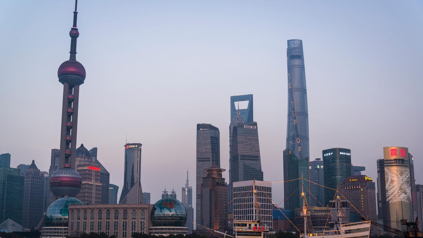 Der Shanghaier Finanzdistrikt Pudong (Symbolbild): Chinas Wirtschaft hat etwas an Fahrt verloren, was deutschen Investoren Sorgen macht.