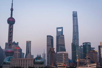 Der Shanghaier Finanzdistrikt Pudong (Symbolbild): Chinas Wirtschaft hat etwas an Fahrt verloren, was deutschen Investoren Sorgen macht.