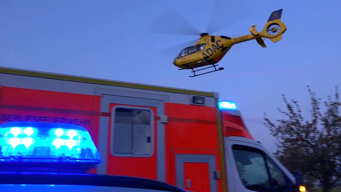 Rettungskräfte im Einsatz: Ein Rettungshubschrauber brachte den Mann schließlich ins Klinikum Kempten. (Symbolfoto)