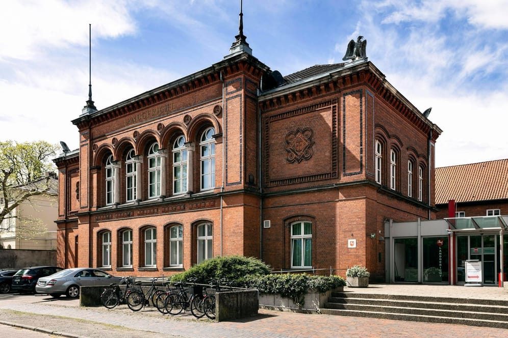 Das Landgericht in Verden an der Aller in Niedersachsen (Archivbild): Drei Personen sind im Mordprozess angeklagt.