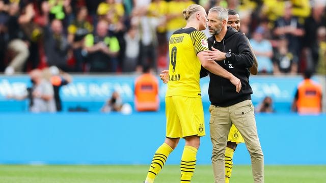 Dortmunds Erling Haaland (l) und Trainer Marco Rose umarmen sich nach einem Sieg. Dortmunds Erling Haaland (l) und Trainer Marco Rose umarmen sich nach einem Sieg.