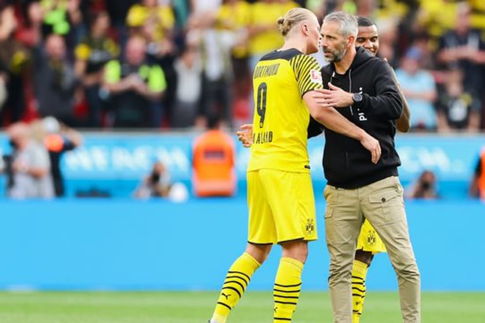 Dortmunds Erling Haaland (l) und Trainer Marco Rose umarmen sich nach einem Sieg.