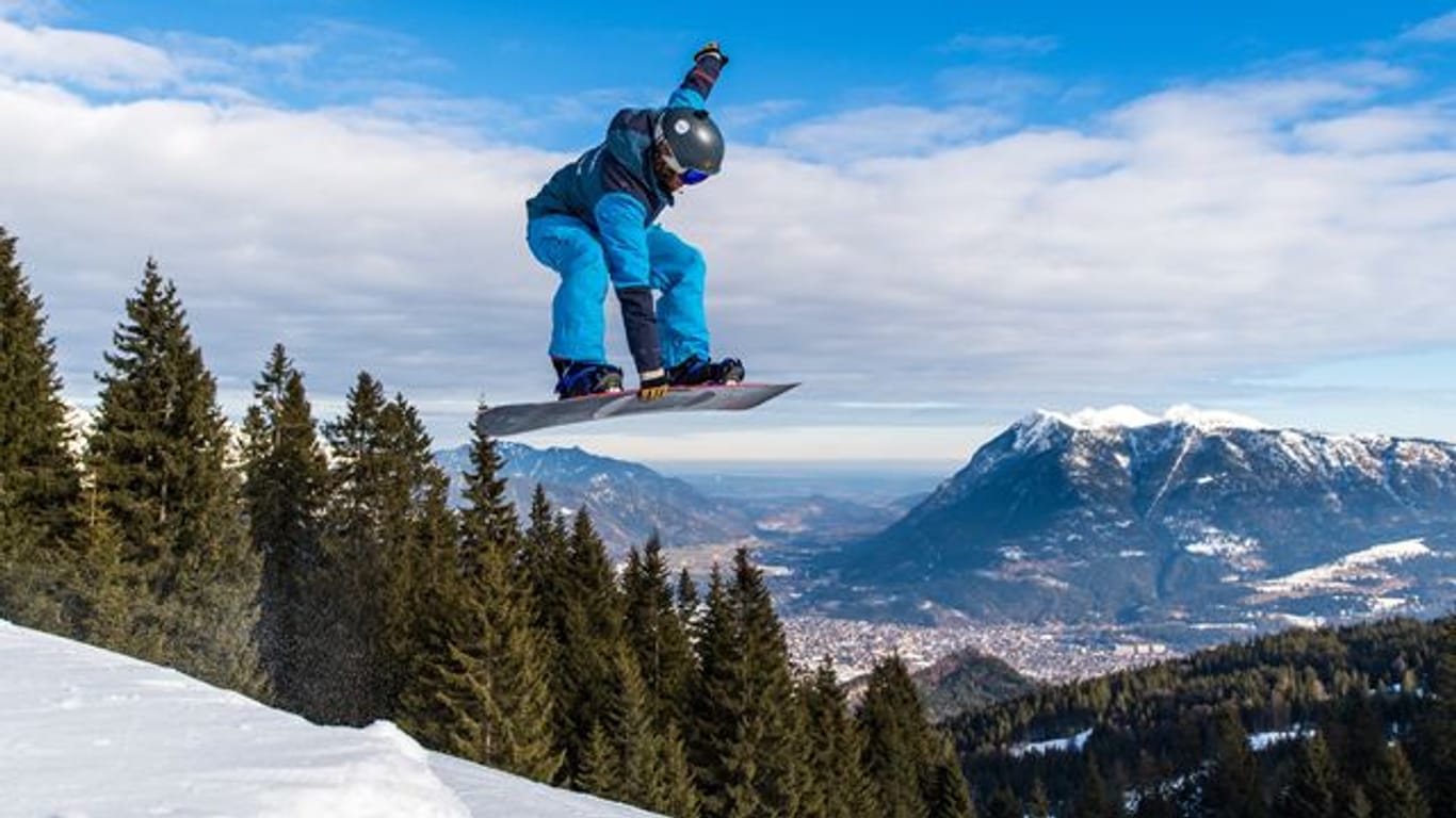 Snowboarderinnen und Snowboarder verletzen sich häufig an Schulter, Arm oder Hand.