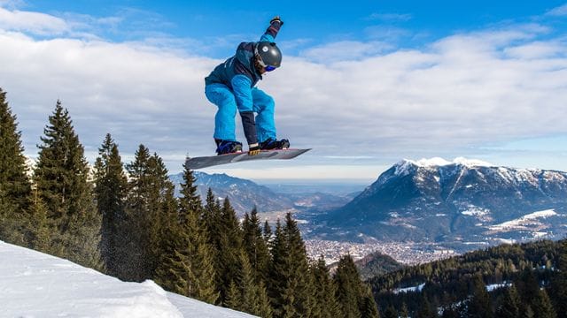 Snowboarderinnen und Snowboarder verletzen sich häufig an Schulter, Arm oder Hand.