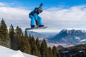 Snowboarderinnen und Snowboarder verletzen sich häufig an Schulter, Arm oder Hand.