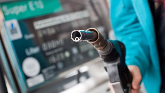 Angst vor der Zapfpistole? An der Tankstelle müssen Autofahrerinnen und Autofahrer derzeit deutlich tiefer in die Tasche greifen als noch vor wenigen Wochen.