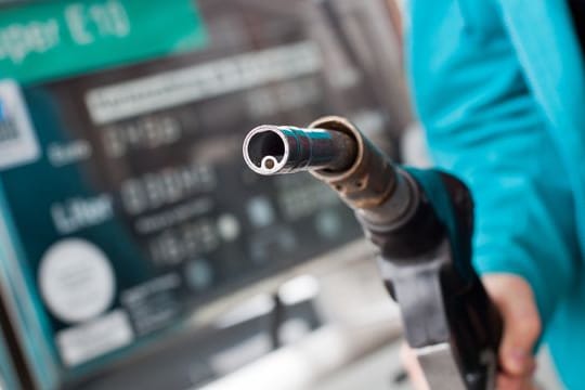 Angst vor der Zapfpistole? An der Tankstelle müssen Autofahrerinnen und Autofahrer derzeit deutlich tiefer in die Tasche greifen als noch vor wenigen Wochen.