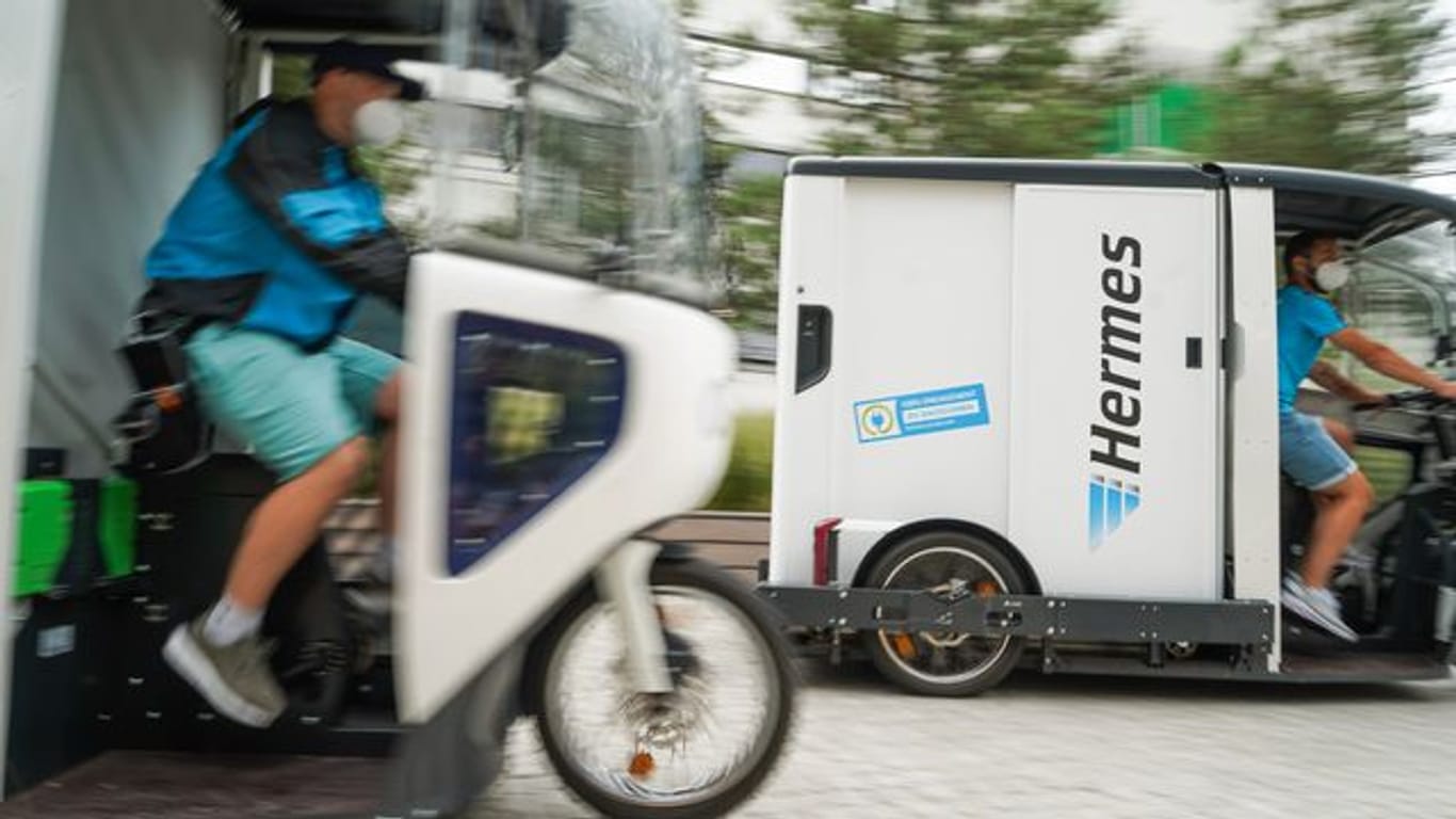 Hermes: Auch mit elektrischen lastenräder fährt der Paket-Dienstleister seine Pakete aus.