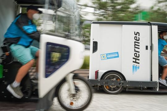 Hermes: Auch mit elektrischen lastenräder fährt der Paket-Dienstleister seine Pakete aus.