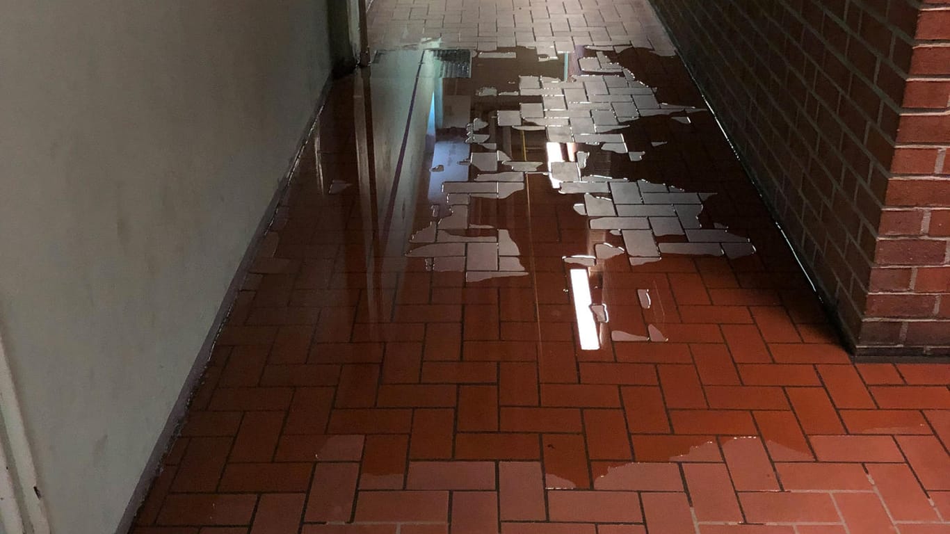 Wasser auf den Gängen: Am Außenstandort in der Holweider Straße gab es Schäden durch Nässe.