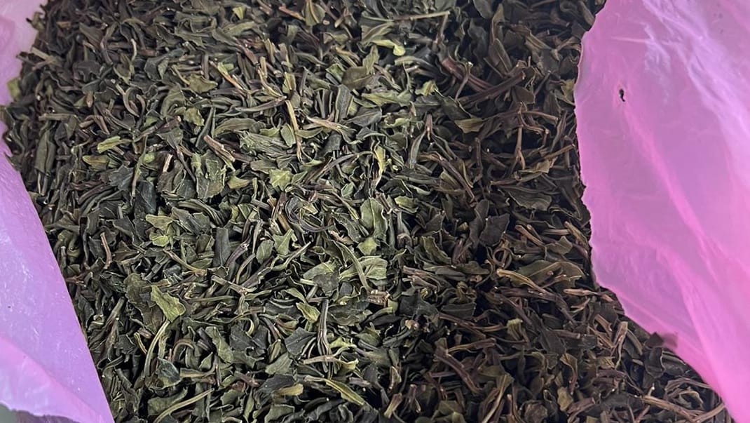 Sichergestelltes Khat befindet sich in einem Sack: Über eine Tonne der in Deutschland verbotenen Droge hat der Zoll am Münchner Flughafen sichergestellt.