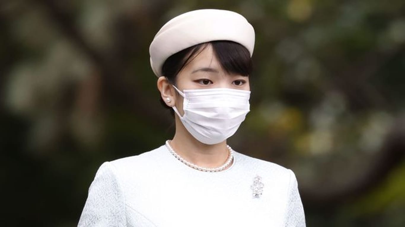 Die japanische Prinzessin Mako macht sich auf den Weg, um in den Heiligtümern des Kaiserpalastes in Tokio Gebete zu sprechen.