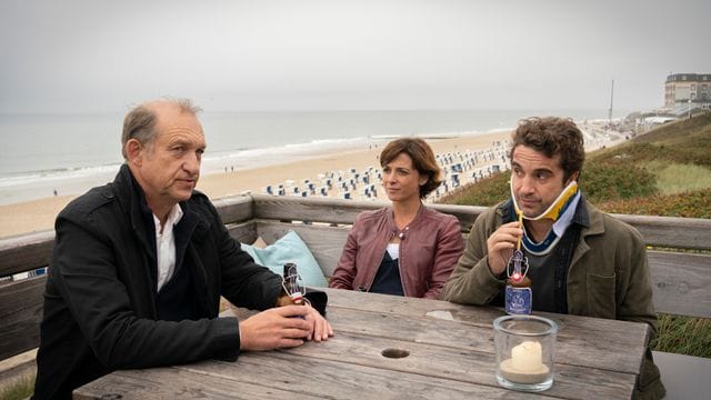 Feierabendbier im Strandrestaurant für Carl Sievers (Peter Heinrich Brix, l), Ina Behrendsen (Julia Brendler) und Hinnerk Feldmann (Oliver Wnuk).