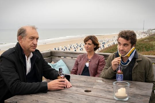 Feierabendbier im Strandrestaurant für Carl Sievers (Peter Heinrich Brix, l), Ina Behrendsen (Julia Brendler) und Hinnerk Feldmann (Oliver Wnuk).