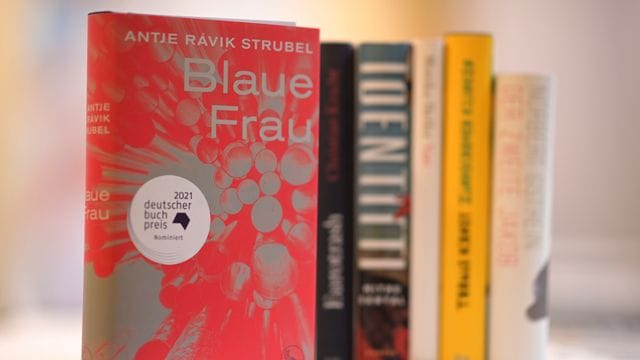 Das Buch "Blaue Frau" von Antje Ravik Strubel.