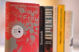Das Buch "Blaue Frau" von Antje Ravik Strubel.