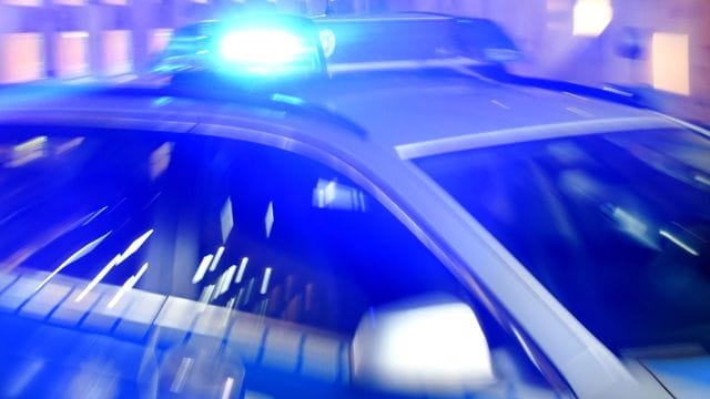 Streifenwagen der Polizei mit Blaulicht