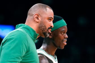 Neustart mit Trainer Ime Udoka (l) und den Boston Celtics für Dennis Schröder.