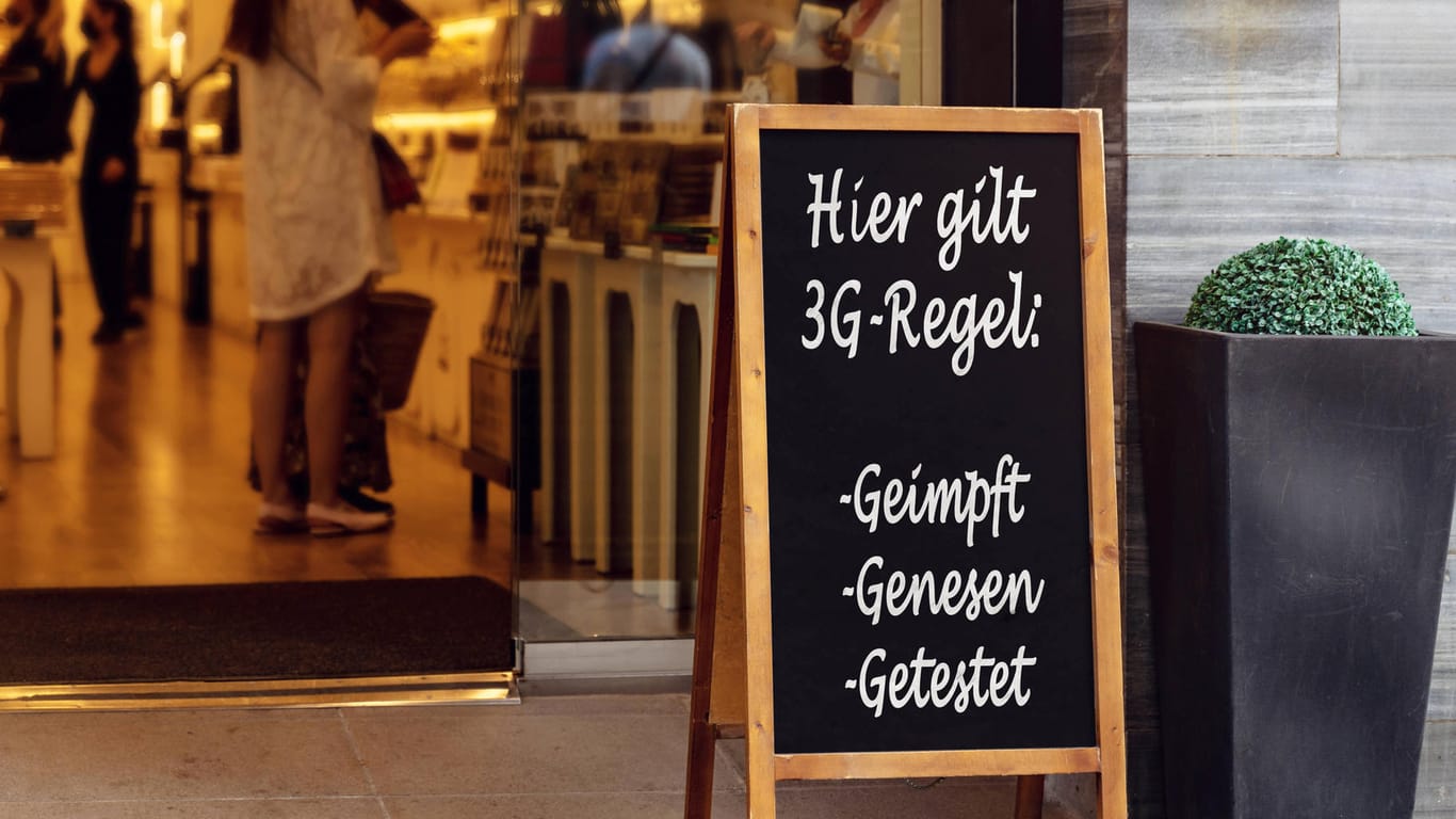 Eins Schild weißt vor einem Laden auf die 3G-Regel hin: Beschäftige mit Kundenkontakt müssen sich nun in Bayern auch an diese Regel halten.
