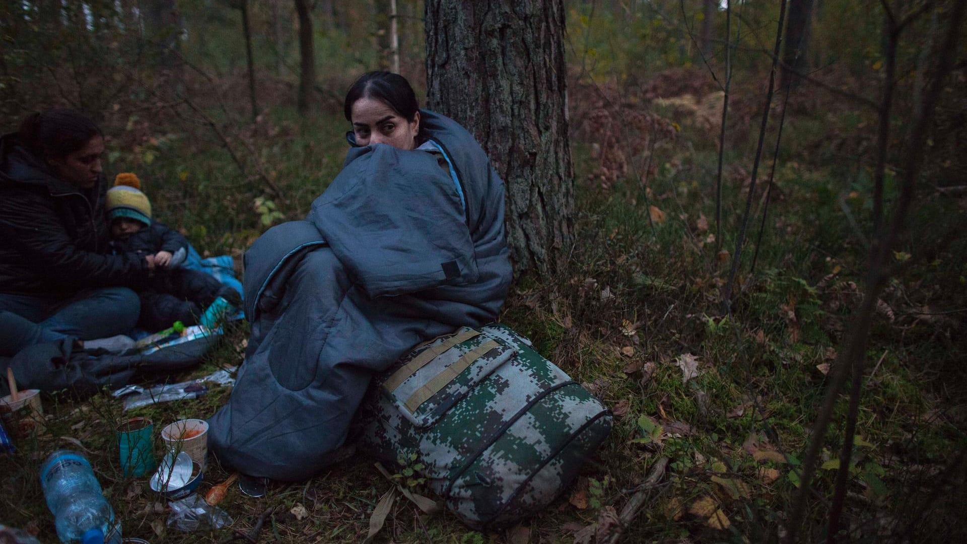 Geflüchtete harren in einem polnischen Wald aus (Archivbild): Über Belarus und Polen kommen immer mehr Migranten illegal nach Deutschland.