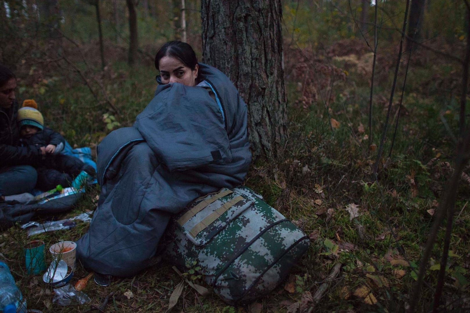 Geflüchtete harren in einem polnischen Wald aus (Archivbild): Über Belarus und Polen kommen immer mehr Migranten illegal nach Deutschland.