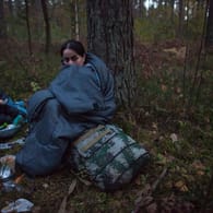 Geflüchtete harren in einem polnischen Wald aus (Archivbild): Über Belarus und Polen kommen immer mehr Migranten illegal nach Deutschland.