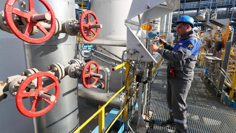 Ein Mitarbeiter kontrolliert eine Anlage am Ausgangspunkt der Megapipeline Nord Stream 2 in Sibirien (Symbolbild): Ob und wann die kontroverse Erdgas-Pipeline in Betrieb geht, steht noch nicht fest.