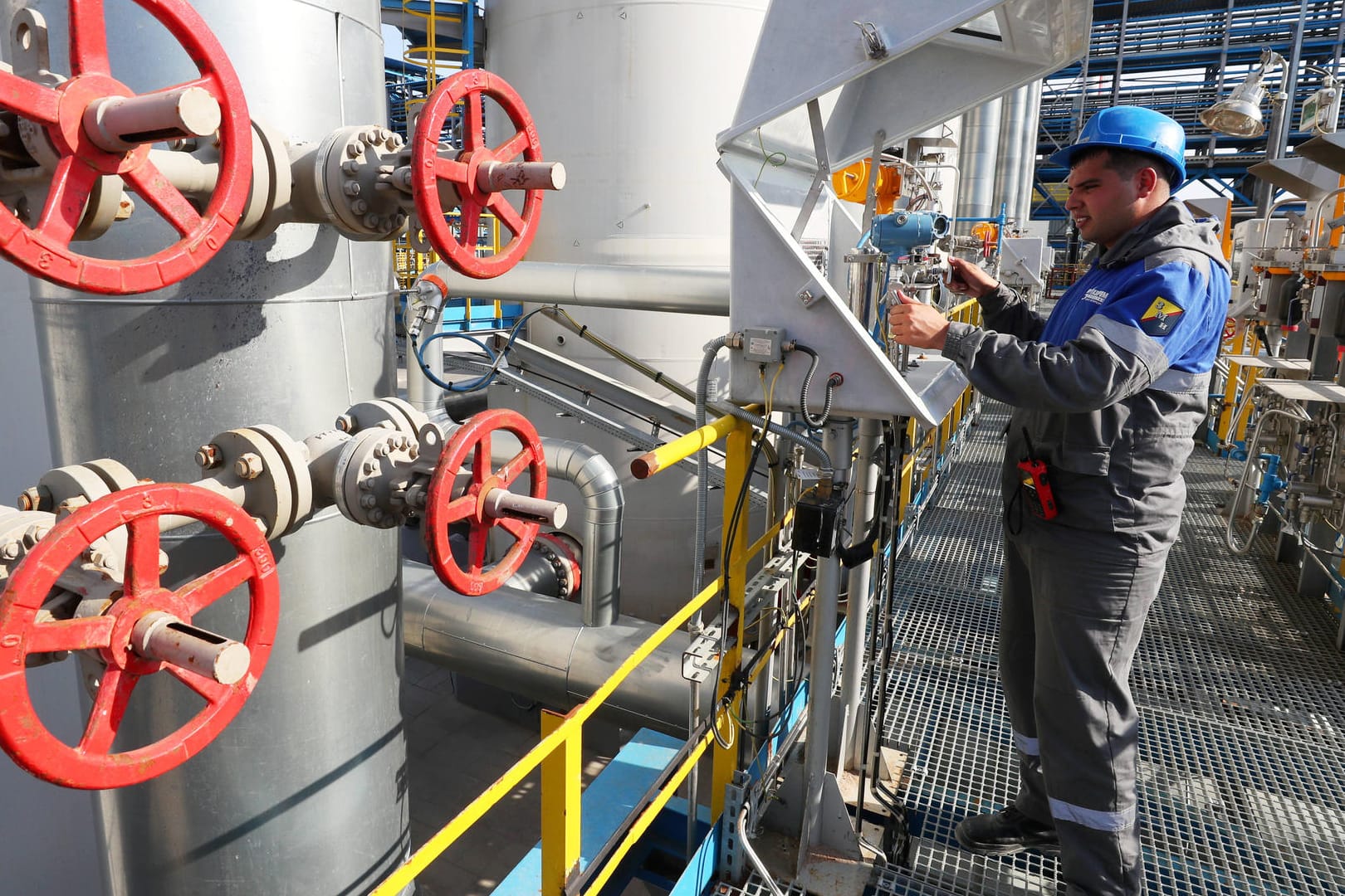 Ein Mitarbeiter kontrolliert eine Anlage am Ausgangspunkt der Megapipeline Nord Stream 2 in Sibirien (Symbolbild): Ob und wann die kontroverse Erdgas-Pipeline in Betrieb geht, steht noch nicht fest.