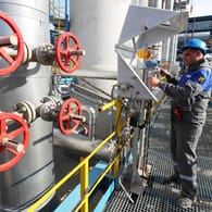 Ein Mitarbeiter kontrolliert eine Anlage am Ausgangspunkt der Megapipeline Nord Stream 2 in Sibirien (Symbolbild): Ob und wann die kontroverse Erdgas-Pipeline in Betrieb geht, steht noch nicht fest.