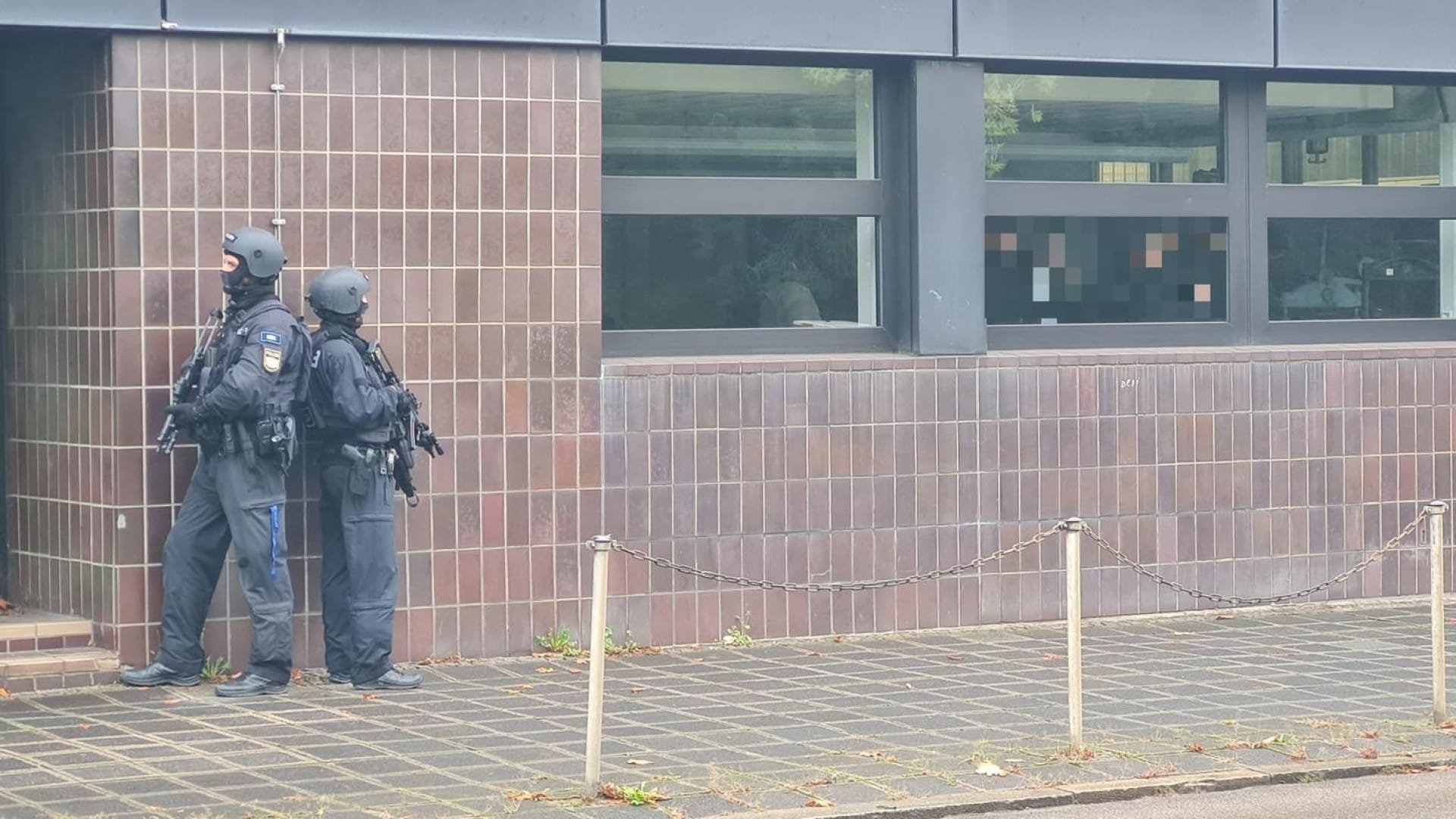 SEK-Einsatz: An dieser Nürnberger Berufsschule hatte ein Mann Drohungen ausgesprochen, die Polizei rückte mit einem Großaufgebot an. SEK-Einsatz: An dieser Nürnberger Berufsschule hatte ein Mann Drohungen ausgesprochen, die Polizei rückte mit einem Großaufgebot an.