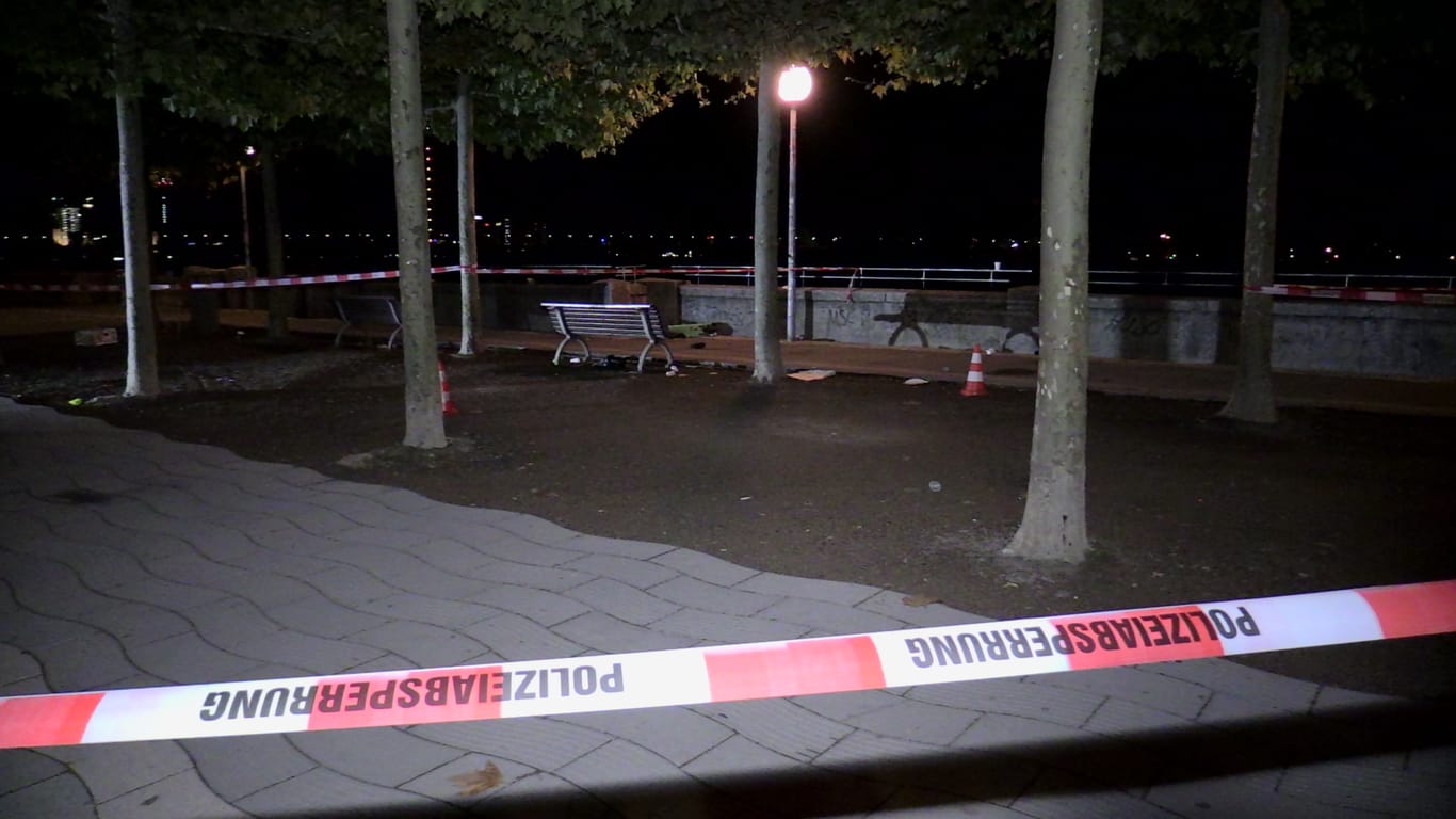 Polizeiabsperrungen am Burgplatz in der Nacht von Freitag auf Samstag: Hier wurde ein 19-Jähriger lebensgefährlich verletzt.