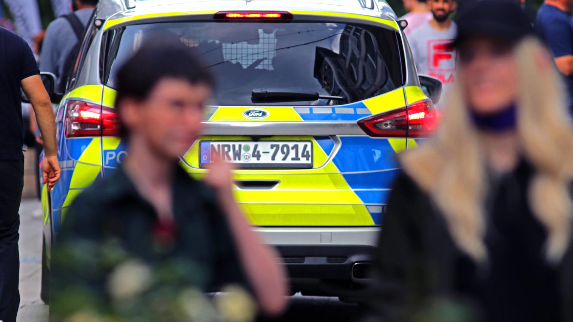 Ein Streifenwagen in der Essener Innenstadt (Archivbild): Betrüger wollten gefälschte Impfausweise an zivile Polizisten verkaufen.