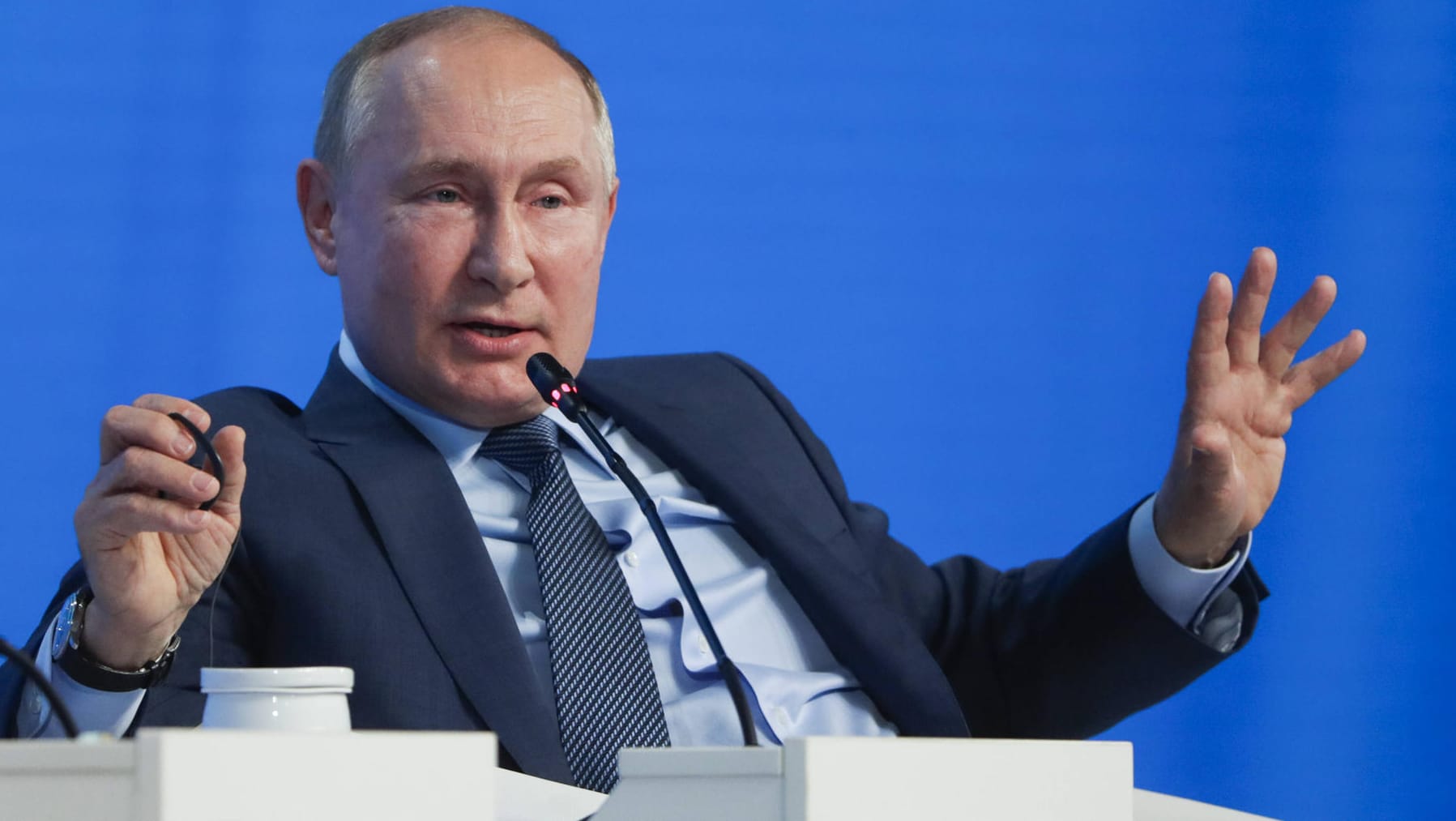 Russlands Präsident Wladimit Putin gestikuliert am Rednerpult (Symbolbild): Russland ist der wichtigste Erdgaslieferant der Bundesrepublik. Mehr als die Hälfte der deutschen Edrgasimporte stammen von dort.