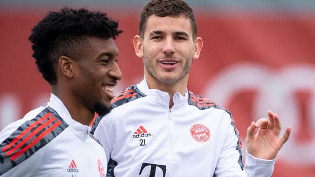 Lucas Hernández (r) joggte am Tag nach seinem Gerichtstermin bester Laune über den Trainingsrasen. Lucas Hernández (r) joggte am Tag nach seinem Gerichtstermin bester Laune über den Trainingsrasen.