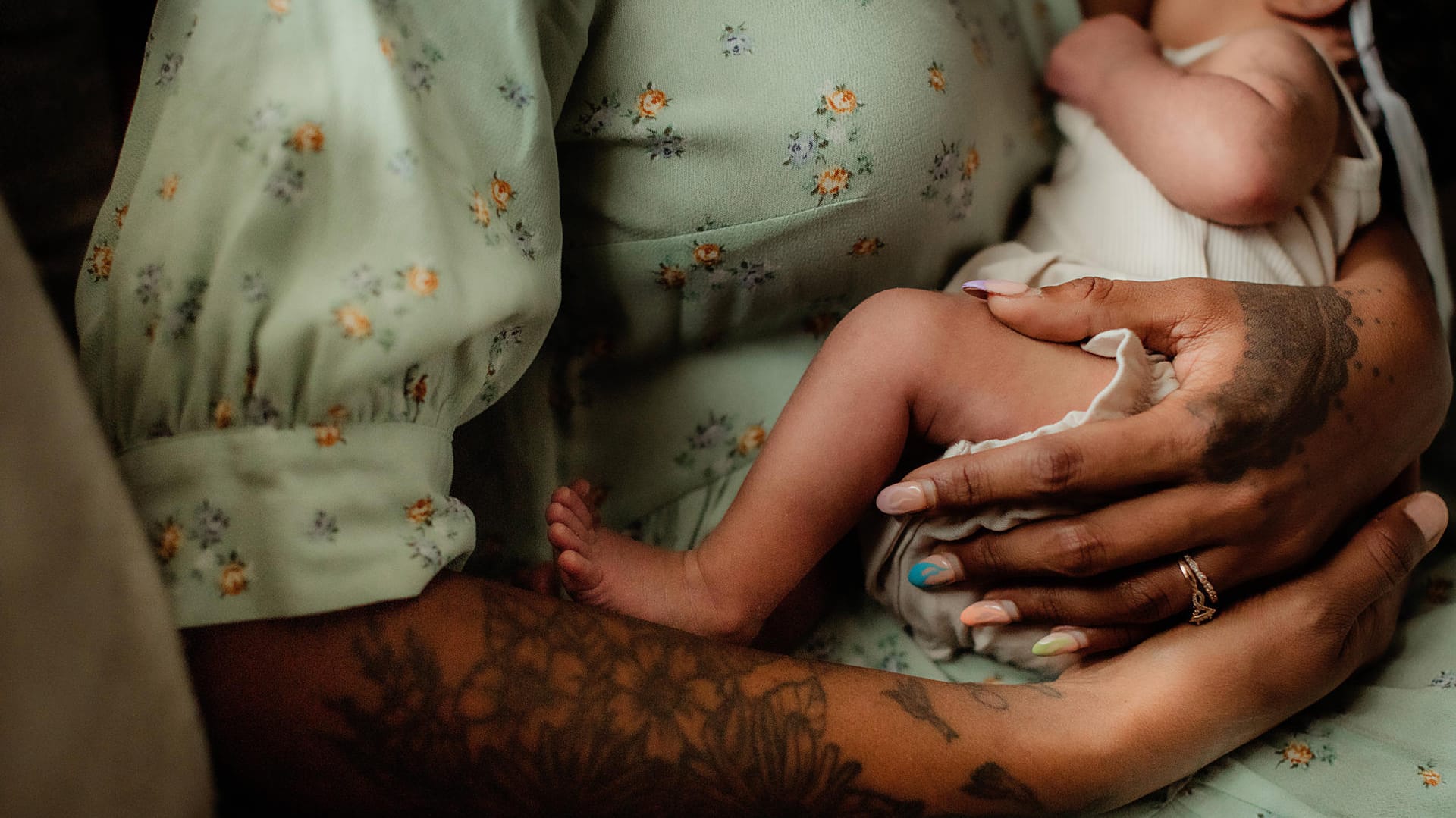 Eine Frau hält ihr Baby: In Indien ist eine 70-Jährige erstmals Mutter geworden. (Symbolbild)