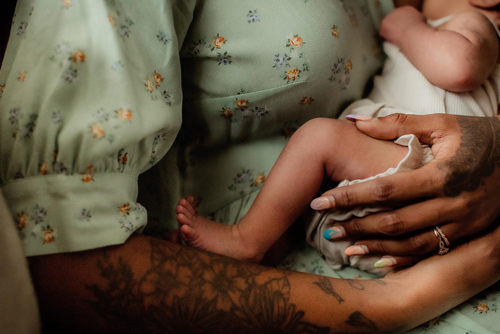 Eine Frau hält ihr Baby: In Indien ist eine 70-Jährige erstmals Mutter geworden. (Symbolbild)