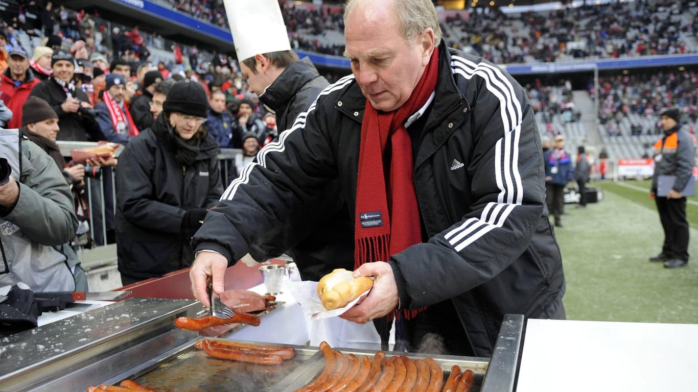 Nicht nur am Würste verteilen: Auch am Grill stand Ex-Bayern-Boss Hoeneß.